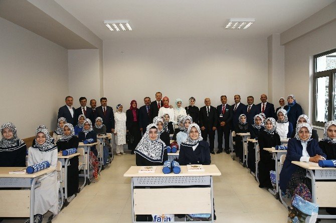 Erdoğan, İmam Hatip Öğrencilerini Sınıflarında Ziyaret Etti