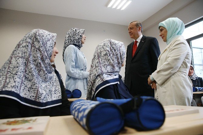 Erdoğan, İmam Hatip Öğrencilerini Sınıflarında Ziyaret Etti