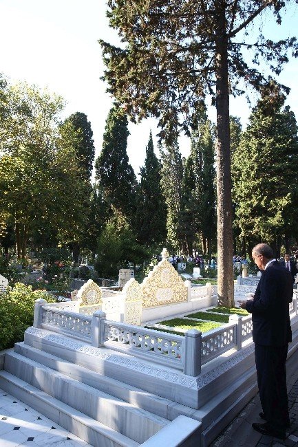 Cumhurbaşkanı Erdoğan’dan Kabir Ziyareti