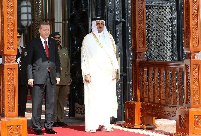 Cumhurbaşkanı Erdoğan Katar Emiri Tarafından Resmi Törenle Karşılandı