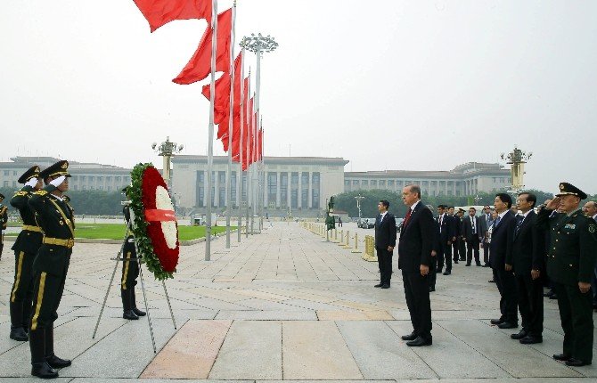 Erdoğan, Halkın Kahramanları Anıtına Çelenk Koydu