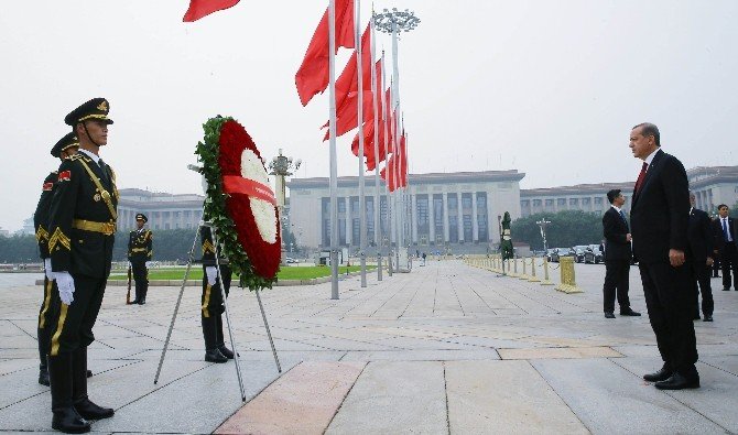 Erdoğan, Halkın Kahramanları Anıtına Çelenk Koydu