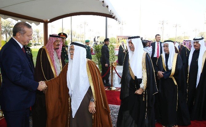 Erdoğan Suudi Arabistan’da Resmi Törenle Karşılandı