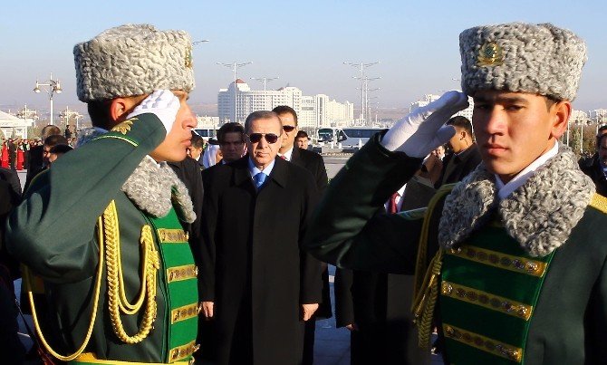 Cumhurbaşkanı Erdoğan, Türkmenistan’da Tarafsızlık Anıtına Çelenk Koydu