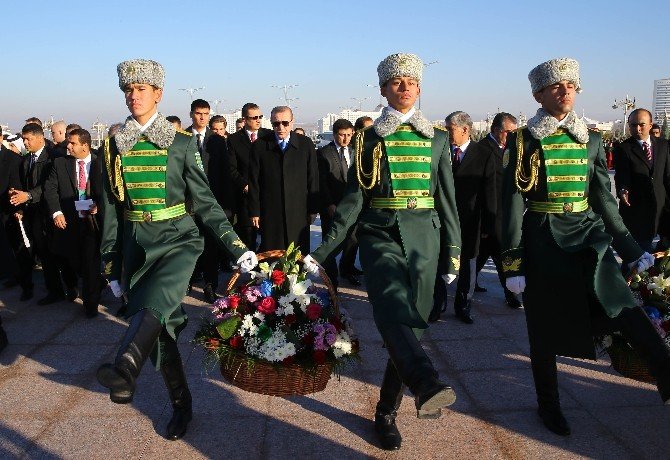 Cumhurbaşkanı Erdoğan, Türkmenistan’da Tarafsızlık Anıtına Çelenk Koydu