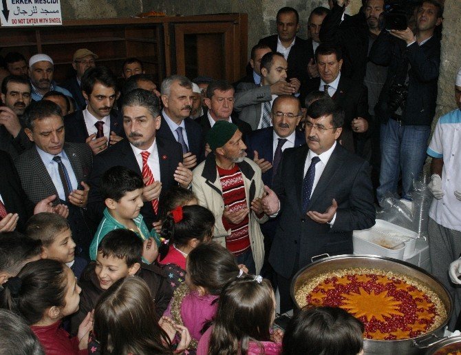 Cumhurbaşkanlığı Tarafından Trabzon’da Aşure Dağıtıldı