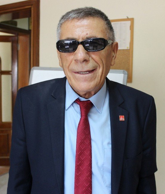 Görme Engelli Aday Emekli Maaşıyla Seçim Kampanyası Yürütüyor