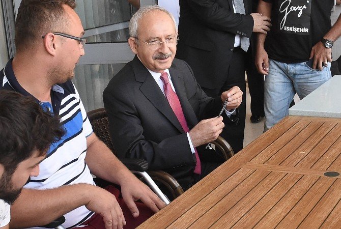 Kılıçdaroğlu, Tsk Rehabilitasyon Merkezi’ndeki Gazileri Ziyaret Etti
