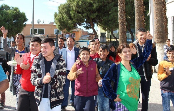 Roman Milletvekili Sandığa Güle Oynaya Gitti