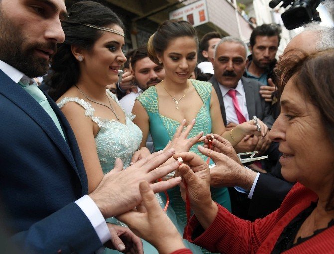 Kılıçdaroğlu, Seçim Otobüsünden İndi Genç Çifte Nişan Yüzüğü Taktı