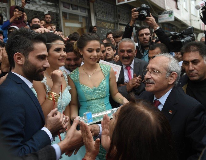 Kılıçdaroğlu, Seçim Otobüsünden İndi Genç Çifte Nişan Yüzüğü Taktı