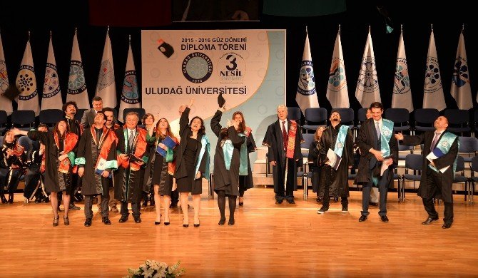 60 Yaşında Üçüncü Üniversiteyi Bitirdi