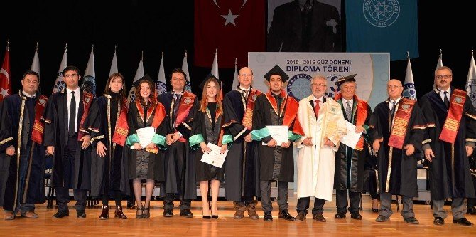 60 Yaşında Üçüncü Üniversiteyi Bitirdi