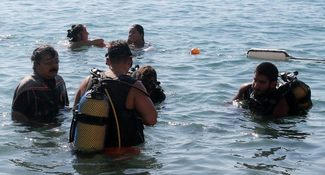 Dalgıçlar Denizin Dibinden Çöp Topladı