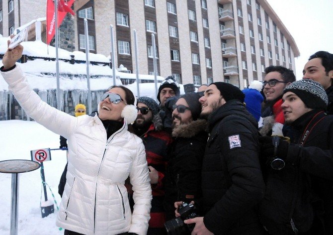 Demet Akalın, Doğum Günü Olan Hayranına Küpesini Hediye Etti