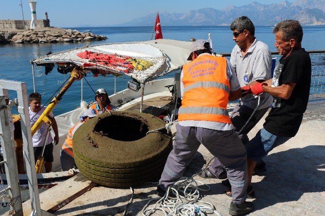 Antalya Yat Limanı’nda Deniz Temizliği