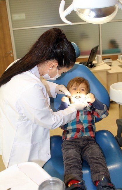 Diş Hekimi Yasemin Bacaksız: "Erken Çocukluk Döneminde Ballı, Bisküvili Süt Biberon İçinde Verilmemeli"