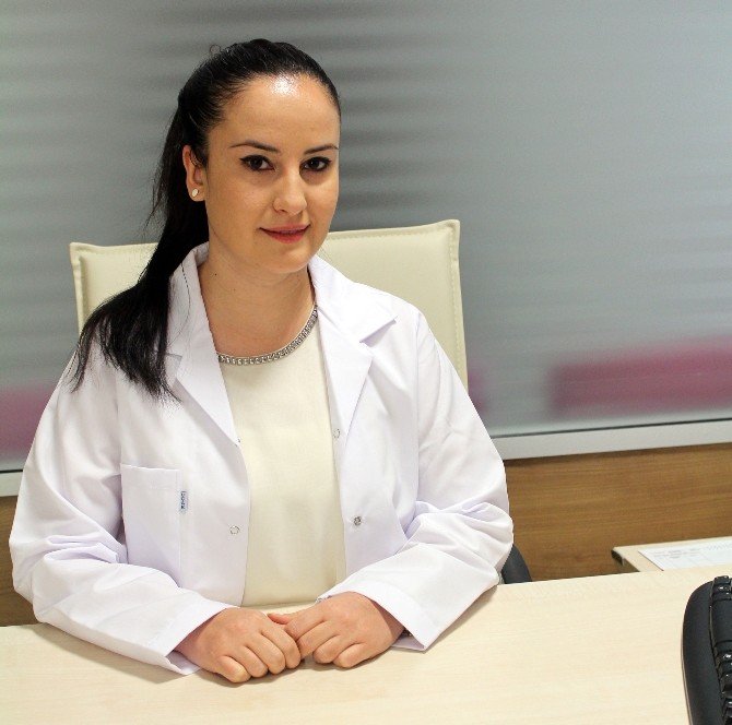 Diş Hekimi Yasemin Bacaksız: "Erken Çocukluk Döneminde Ballı, Bisküvili Süt Biberon İçinde Verilmemeli"