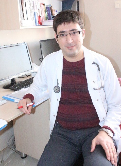 Ellerde Titreme Ve Aşırı Terleme Hipertiroidi Belirtisi Olabilir