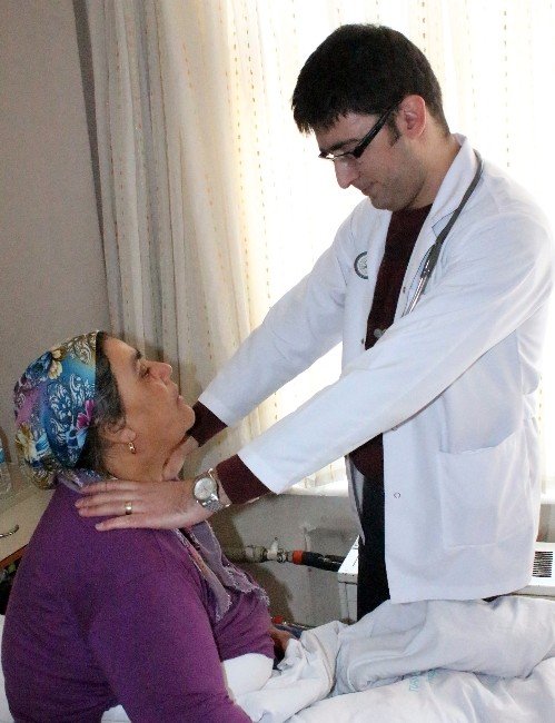 Ellerde Titreme Ve Aşırı Terleme Hipertiroidi Belirtisi Olabilir