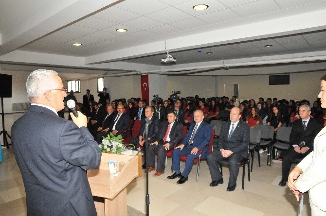 Denizli’de Öğrencilere Tablet Dağıtıldı