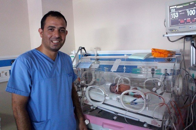 Omuriliği Dışarıda Doğan Bebek, Doğumundan 8 Saat Sonra Ameliyat Edildi