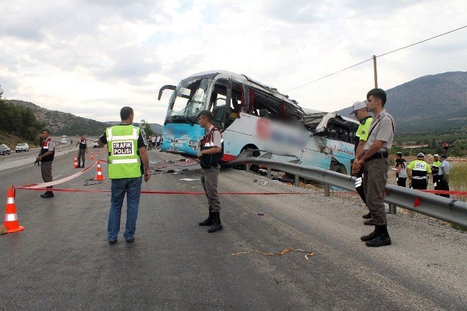 Tur Otobüsü Takla Attı: 4 Ölü, 37 Yaralı