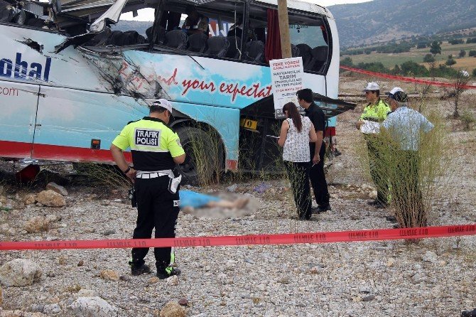 Tur Otobüsü Takla Attı: 4 Ölü, 37 Yaralı