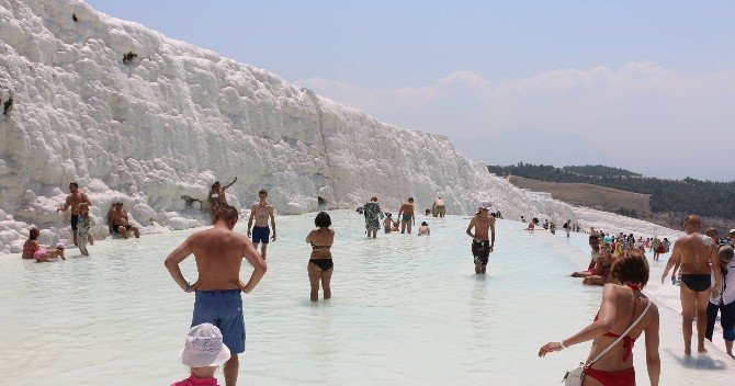 Pamukkale’ye Turist Akını Devam Ediyor