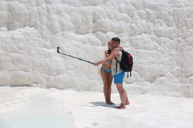 Pamukkale’ye Turist Akını Devam Ediyor