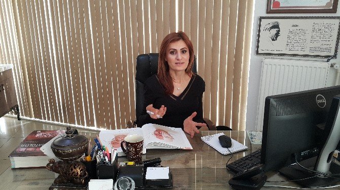 Boyun Bölgesindeki Kırışıklıklar Yaşınızı Ele Veriyor