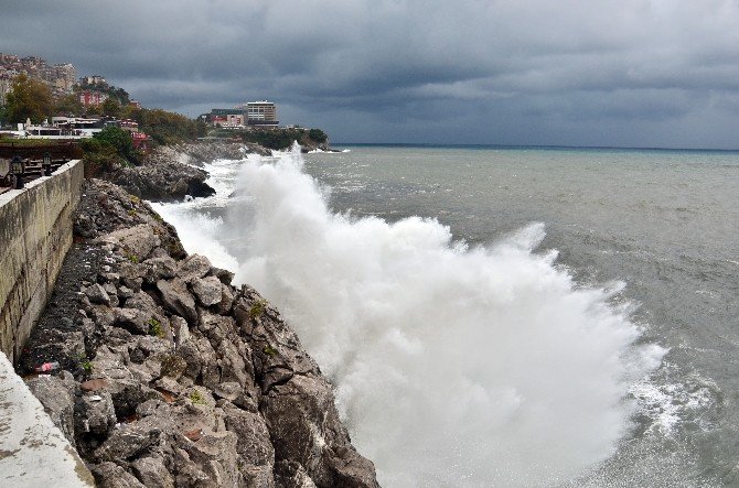 Karadeniz’de Dalgalar Gemileri Beşik Gibi Salladı