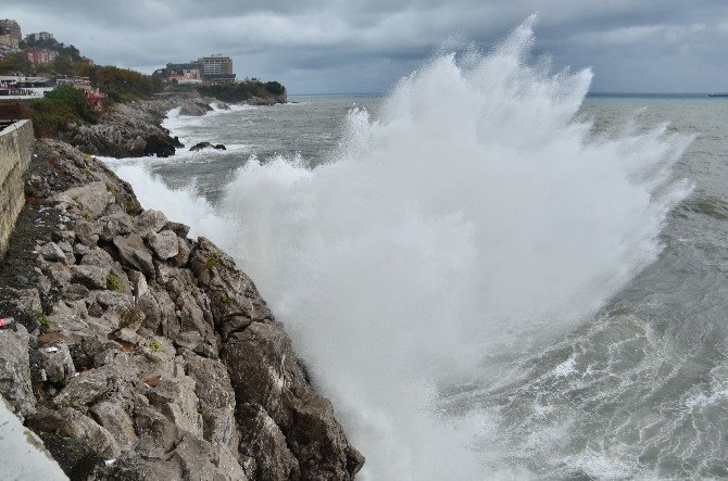 Karadeniz’de Dalgalar Gemileri Beşik Gibi Salladı
