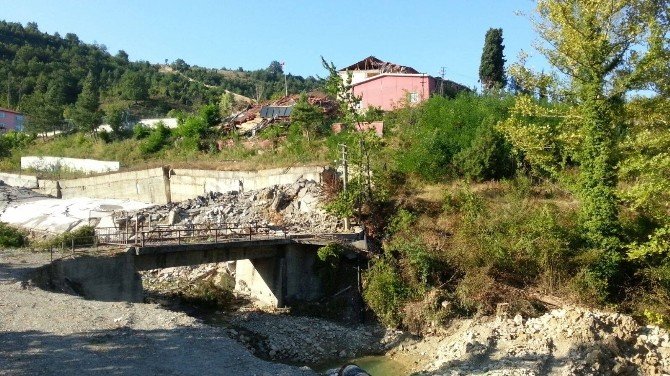 Vali Kaban Ve Beraberindeki Heyet Heyelan Bölgesinde