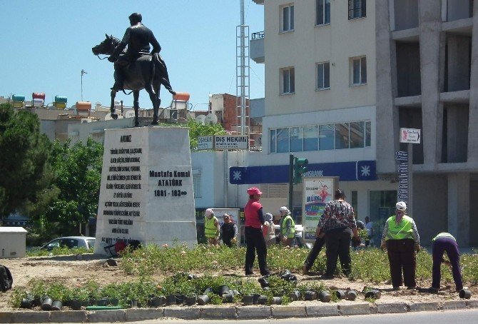 Didim’de Üniversiteliler Parkları Düzenliyor