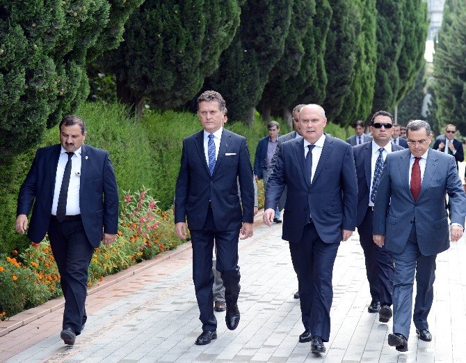 Dışişleri Bakanı Sinirlioğlu Bakü’de Türk Şehitliğini Ziyaret Etti