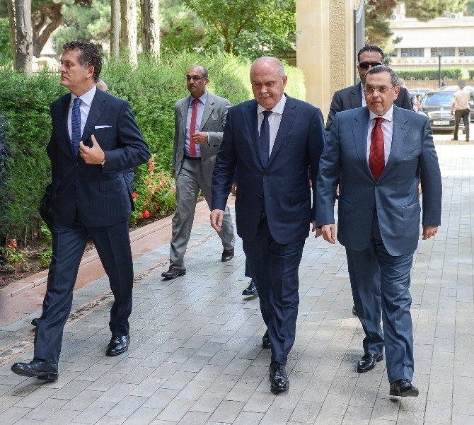 Dışişleri Bakanı Sinirlioğlu Bakü’de Türk Şehitliğini Ziyaret Etti