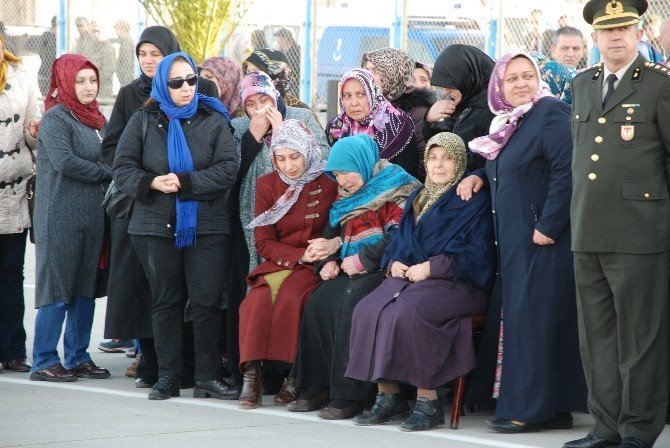 Gümüşhaneli Şehit Teğmen Erdoğan’ın Cenazesi Askeri Uçakla Trabzon’a Getirildi
