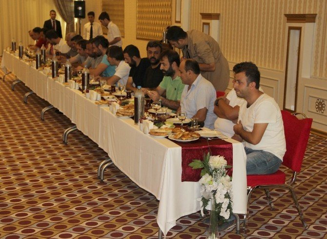 Bakan Yılmaz, Gazetecilerle Bir Araya Geldi
