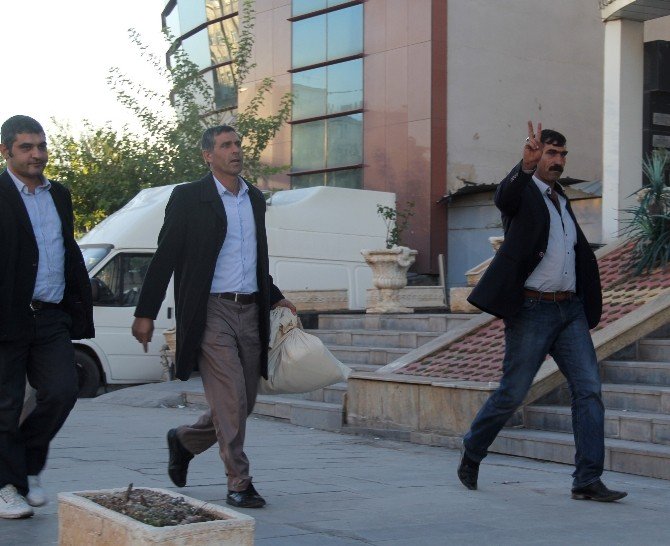 Diyarbakır’da Oy Pusulalarının Bulunduğu Çuvallar İl Seçim Kuruluna Getirilmeye Başlandı