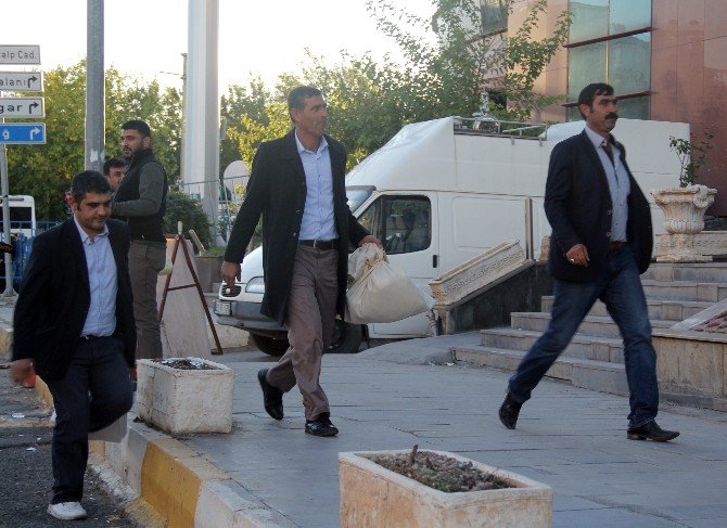 Diyarbakır’da Oy Pusulalarının Bulunduğu Çuvallar İl Seçim Kuruluna Getirilmeye Başlandı
