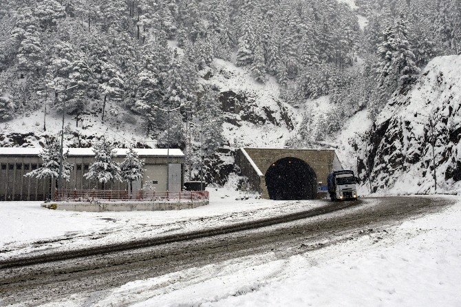 Zigana Geçidi’nde Kar Kalınlığı 10 Santimetreyi Geçti