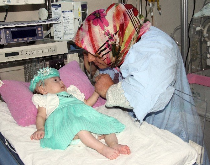 Dört Aylık Bebek ’Doku Yapıştırıcısıyla’ Hayata Tutundu