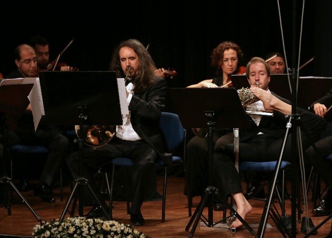 Ayaklarıyla Korno Çalan Engelli Alman Sanatçı İzmir’de Konser Verdi