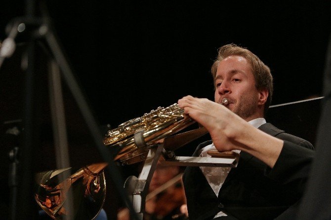 Ayaklarıyla Korno Çalan Engelli Alman Sanatçı İzmir’de Konser Verdi