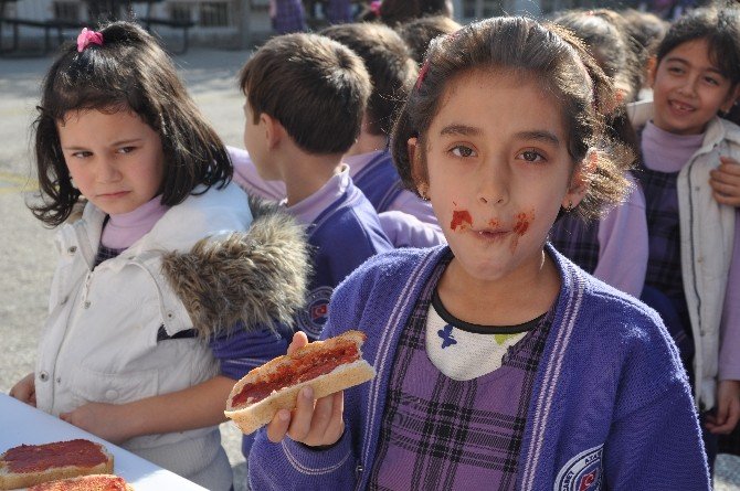 Belediyeden Öğrencilere Salçalı Ekmek