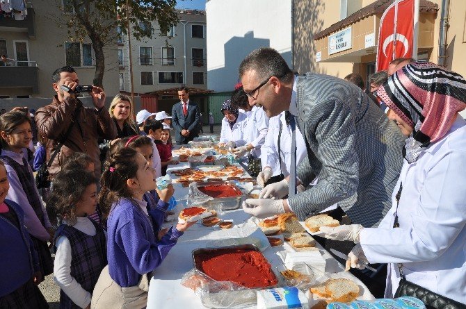 Belediyeden Öğrencilere Salçalı Ekmek