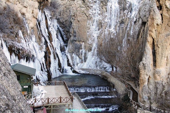 Gürpınar Şelalesi Buz Tuttu