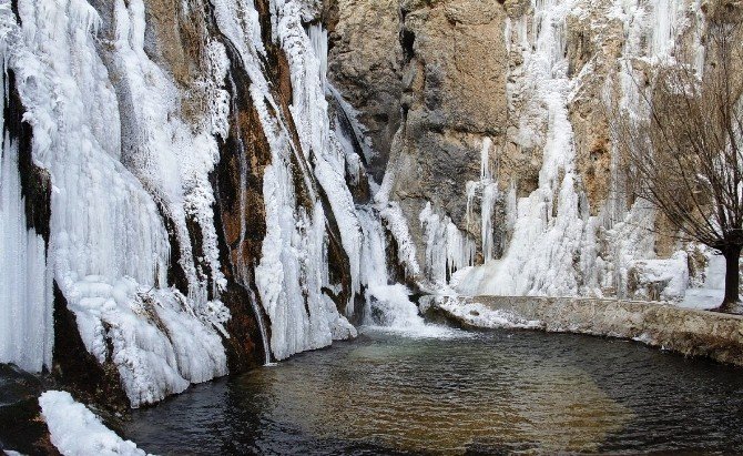Gürpınar Şelalesi Buz Tuttu
