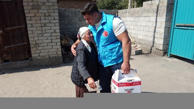 Dünya Güreş Şampiyonu Rıza Kayaalp Kırgızistan’da Kurban Eti Dağıttı